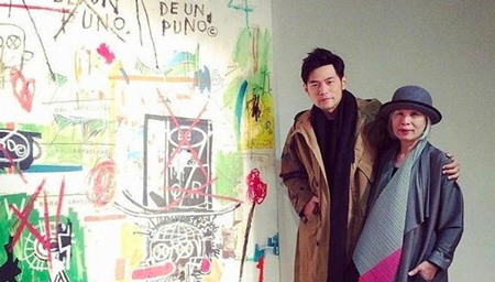 周杰伦陪母亲逛街买衣服